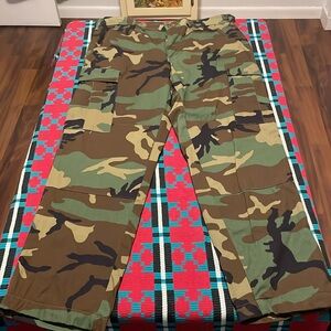 Army grade Camo cargo pants size lg
